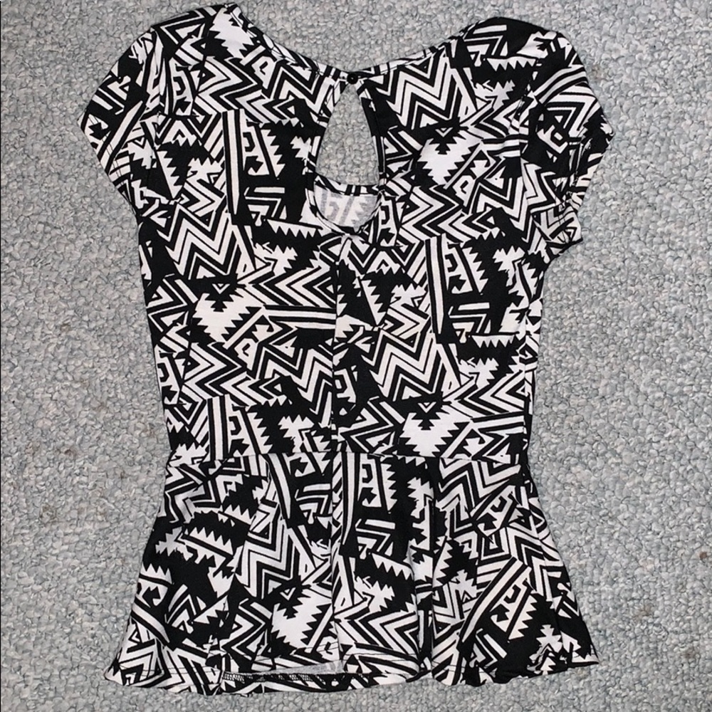 🖤 PATTERNED PEPLUM TOP 🖤 - Picture 2 of 3
